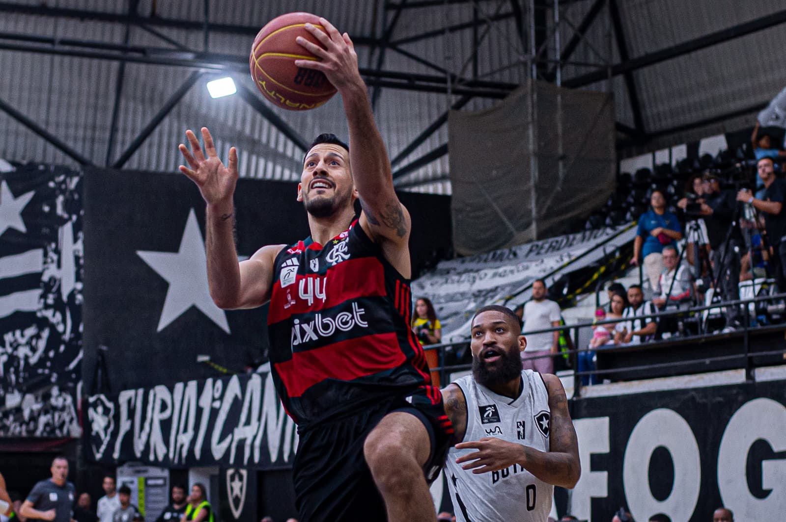 Cuello faz bandeja em Flamengo x Botafogo, pelas oitavas de final do NBB