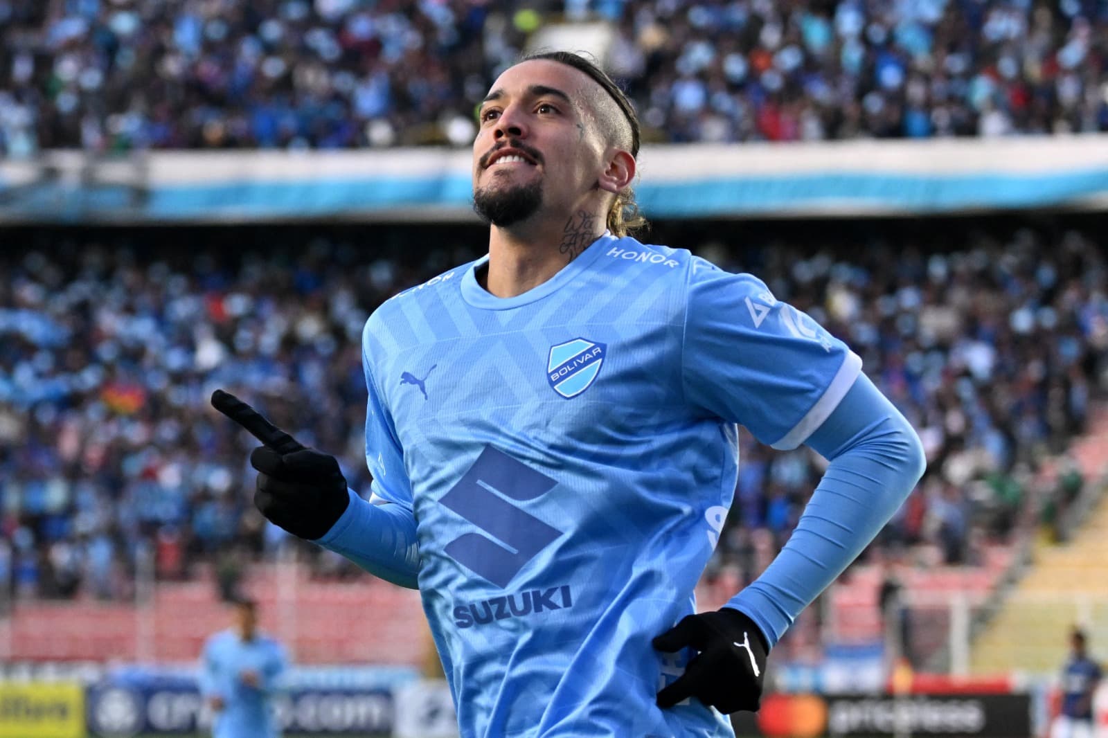 Francisco da Costa comemora gol pelo Bolívar; atacante projetou partida com o Flamengo e comentou vantagem de jogar na altitude