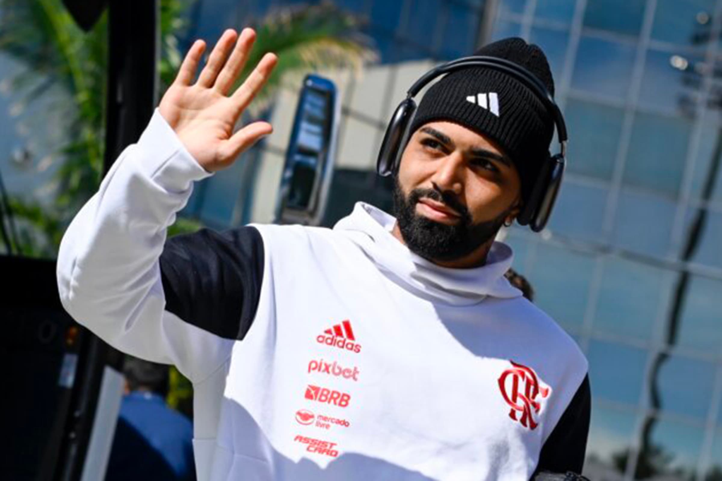 Gabigol dando tchau em viagem do Flamengo; atacante recusou proposta de renovação do clube