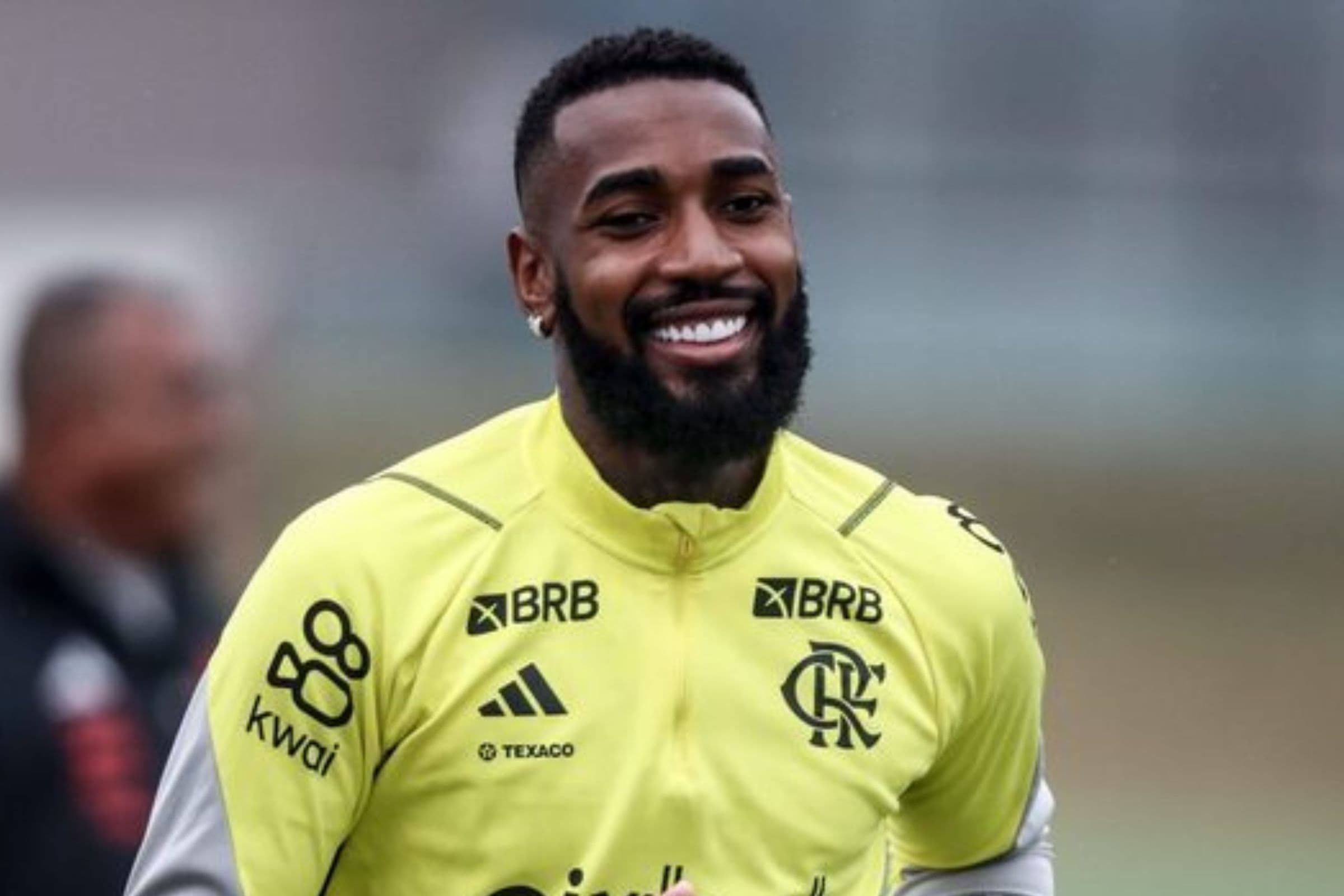 Gerson sorrindo durante treino do Flamengo