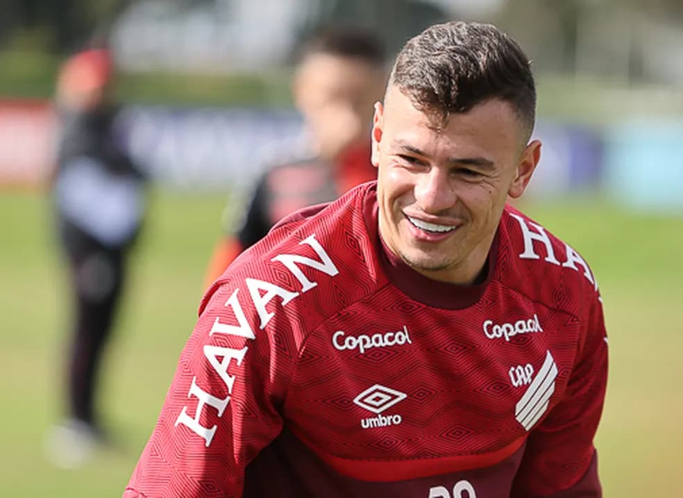 Hugo Moura em treino do Athletico-PR; Flamengo possui 50% do passe do volante, que negocia com o Vasco