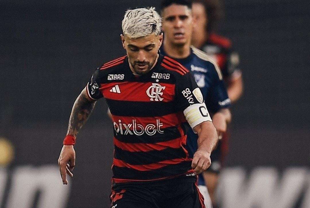 Arrascaeta do Flamengo contra o Millonarios