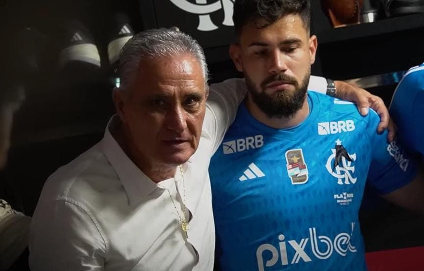 Tite ao lado de Matheus Cunha no vestiário do Flamengo