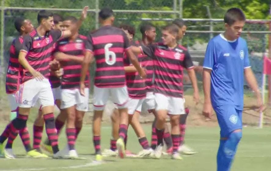 Garotos do Ninho de Filipe Luís comemorando um dos gols da goleada surreal