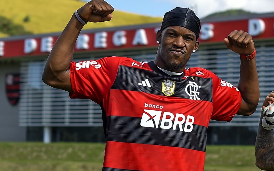 Jimmy Buttler com a camisa do Flamengo; astro da NBA tem o desejo de jogar no basquete do Flamengo