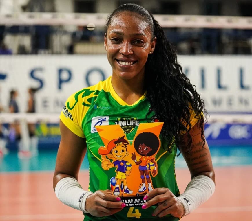 Jusaara com troféu de melhor do jogo em partida do Maringá; central é novo reforço do Sesc Flamengo