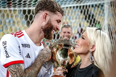 Léo Pereira e Karoline Lima celebraram mais uma taça no Flamengo