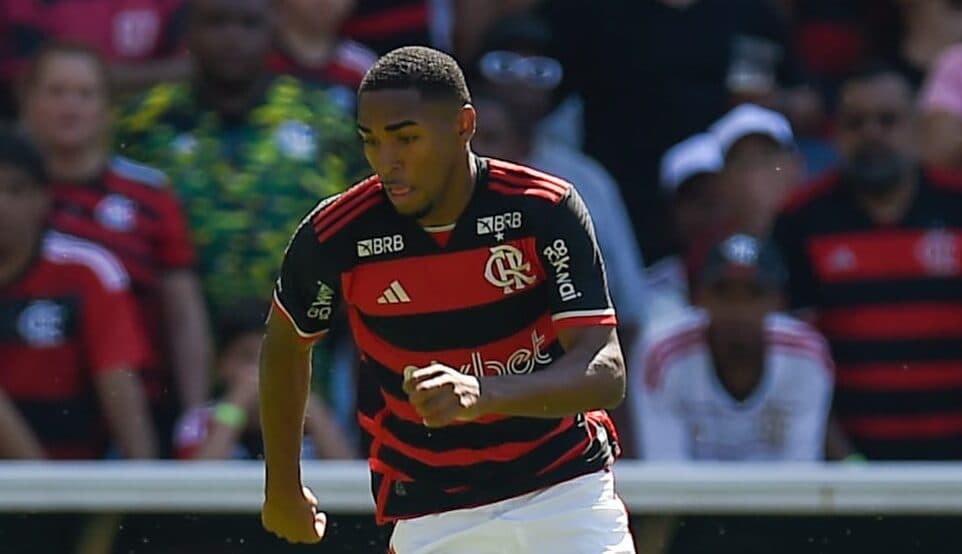 Lorran em campo pelo Flamengo; joia da base está ganhando cada vez mais espaço com Tite após conselhos de David Luiz
