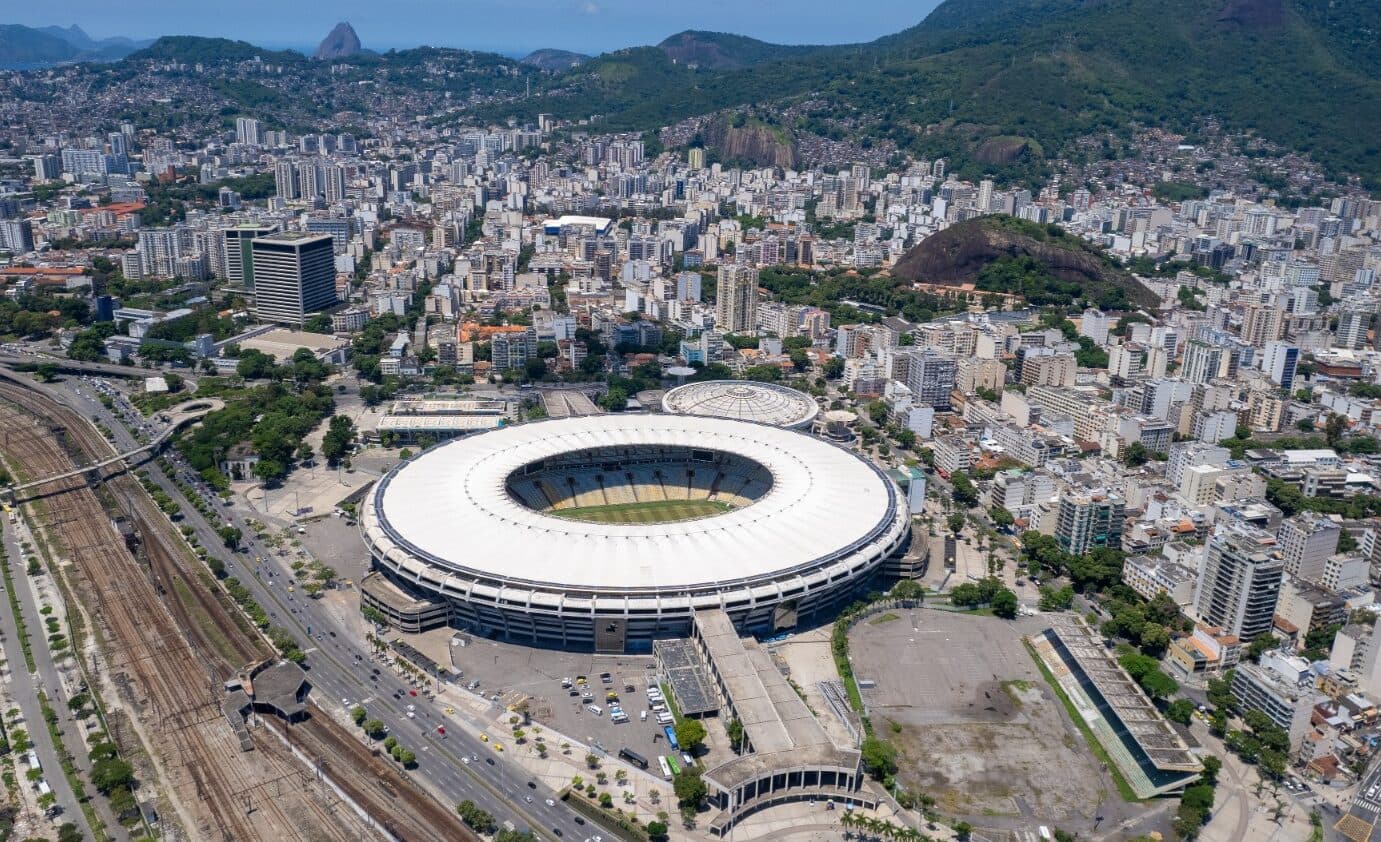 Maracanã visto do alto, com tijuca à direita e linha do trem à esquerda