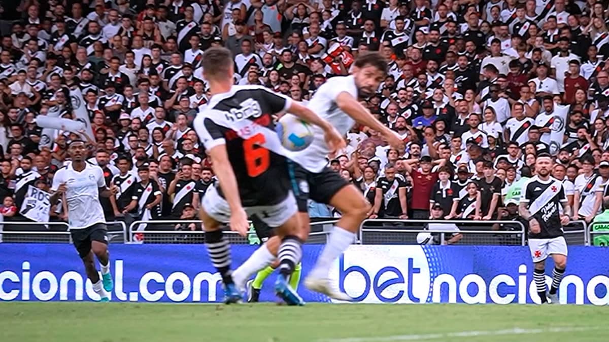 Bola bate no braço de Piton dentro da área e árbitro não marca penalti em Vasco x Grêmio; jornalistas focam em erros de jogo do Flamengo