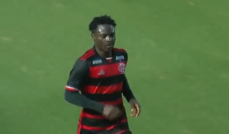 Shola comemora gol em Flamengo x Santos; nigeriano foi fundamental para vitória do Mengão no Brasileirão Sub-20
