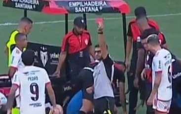 Tannure mostra cartão vermelho após Viña sofrer concussão em Flamengo x Atlético-GO