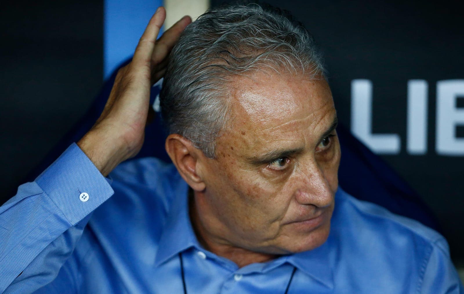 Técnico Tite coça cabeça em jogo do Flamengo