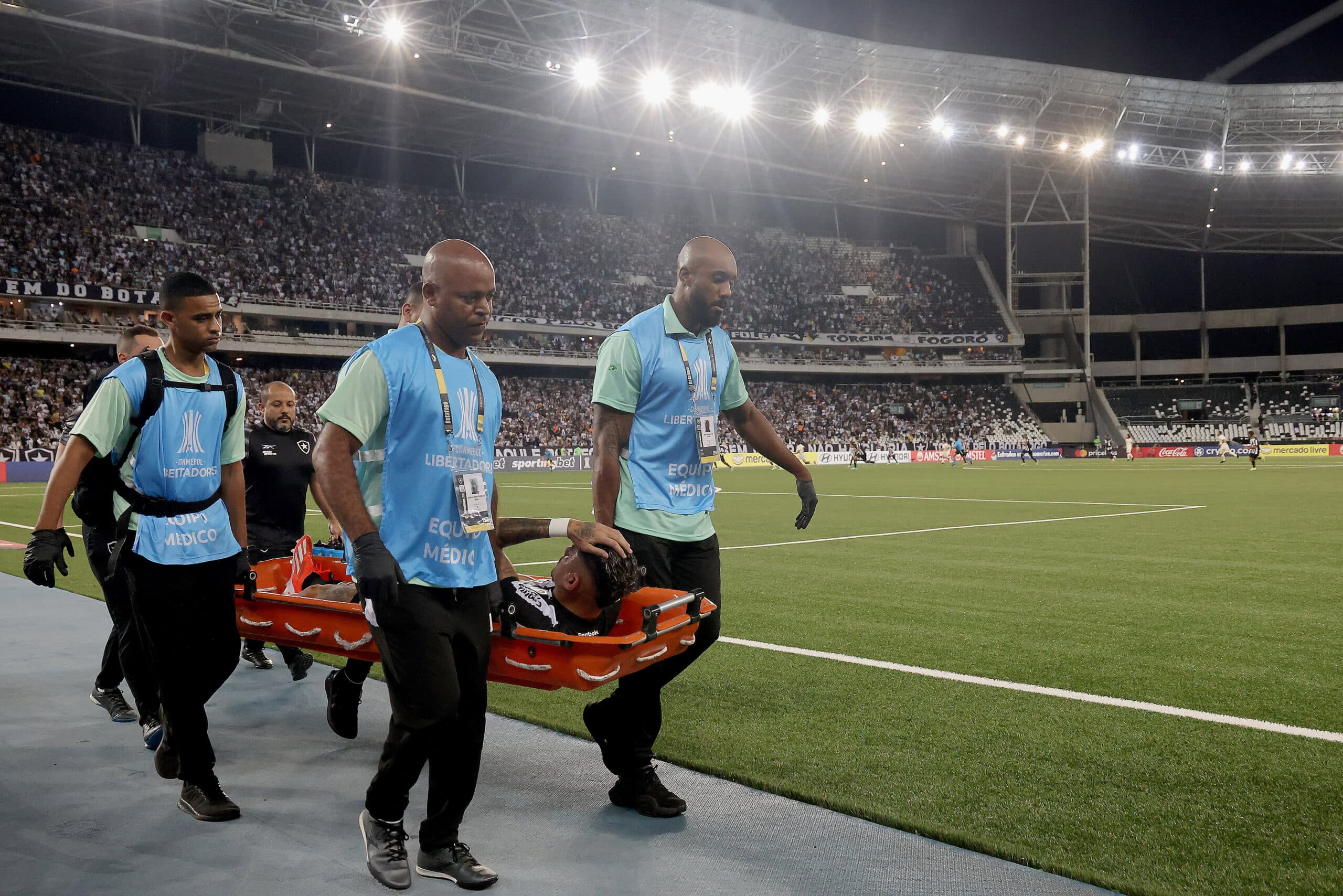 Tiquinho Soares é carregado pela maca em Botafogo x Universitário; Atacante pode ser desfalque contra Flamengo