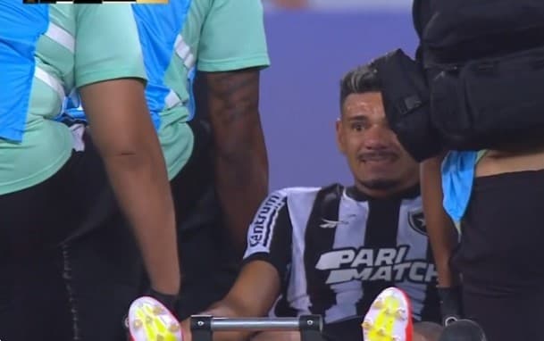 Tiquinho Soares faz careta após sentir lesão em Botafogo x Universitário; jogador deve ser desfalque contra o Flamengo