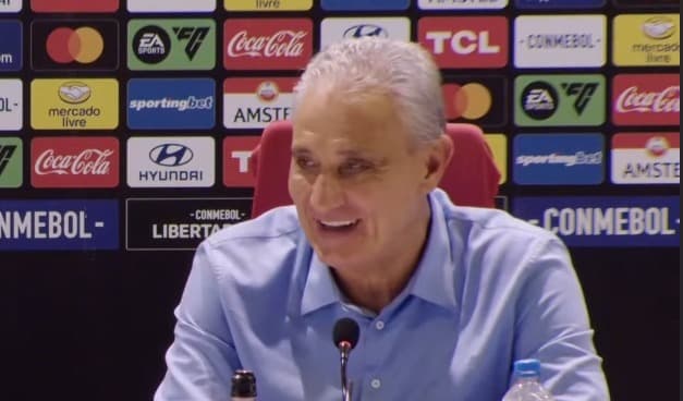 Tite sorri durante coletiva após vitória do Flamengo sobre o Palestino; técnico comentou volta por cima de Allan