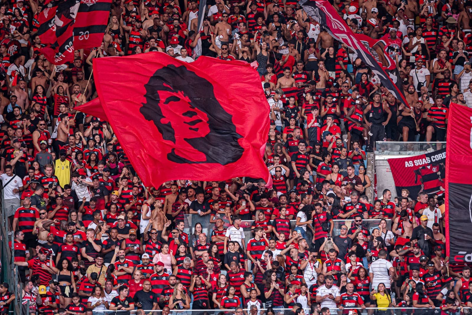 Torcida do Flamengo no Maracanã; mais de 50 mil ingressos vendidos para jogo contra o Bahia