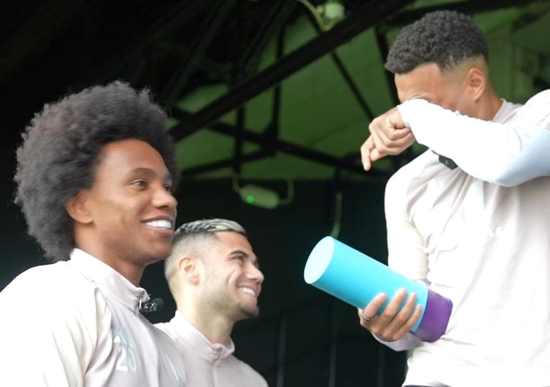 Willian e Andreas Pereira surpreendem Muniz