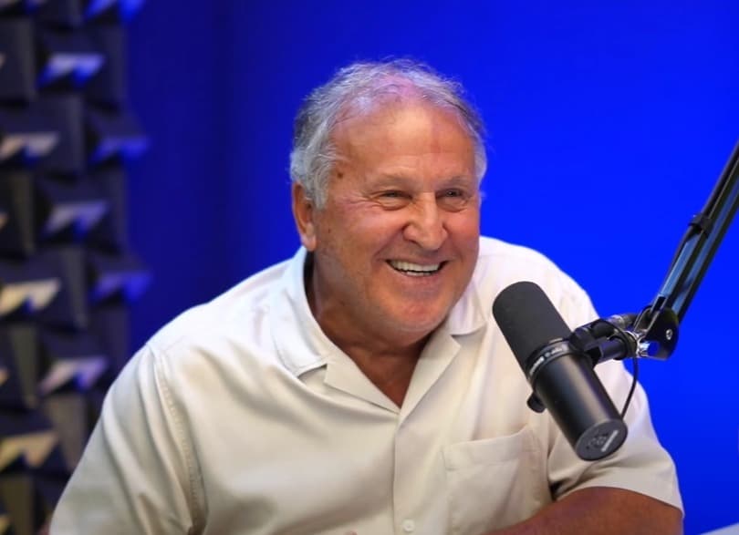Zico sorri ao participar de entrevista e falar sobre o Flamengo; ídolo vai receber honraria de Niterói