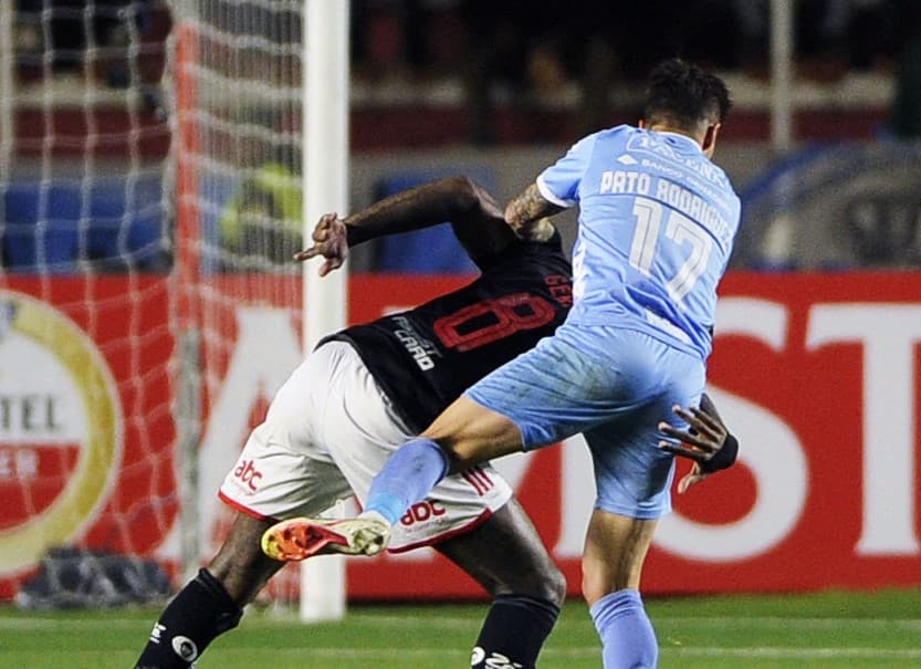 O meio-campista do Flamengo Gerson e o atacante argentino do Bolívar, Patricio Rodriguez, brigam pela bola durante a partida de ida da fase de grupos da Copa Libertadores entre o Bolívar da Bolívia e o Flamengo do Brasil, no Estádio Hernando Siles, em La 