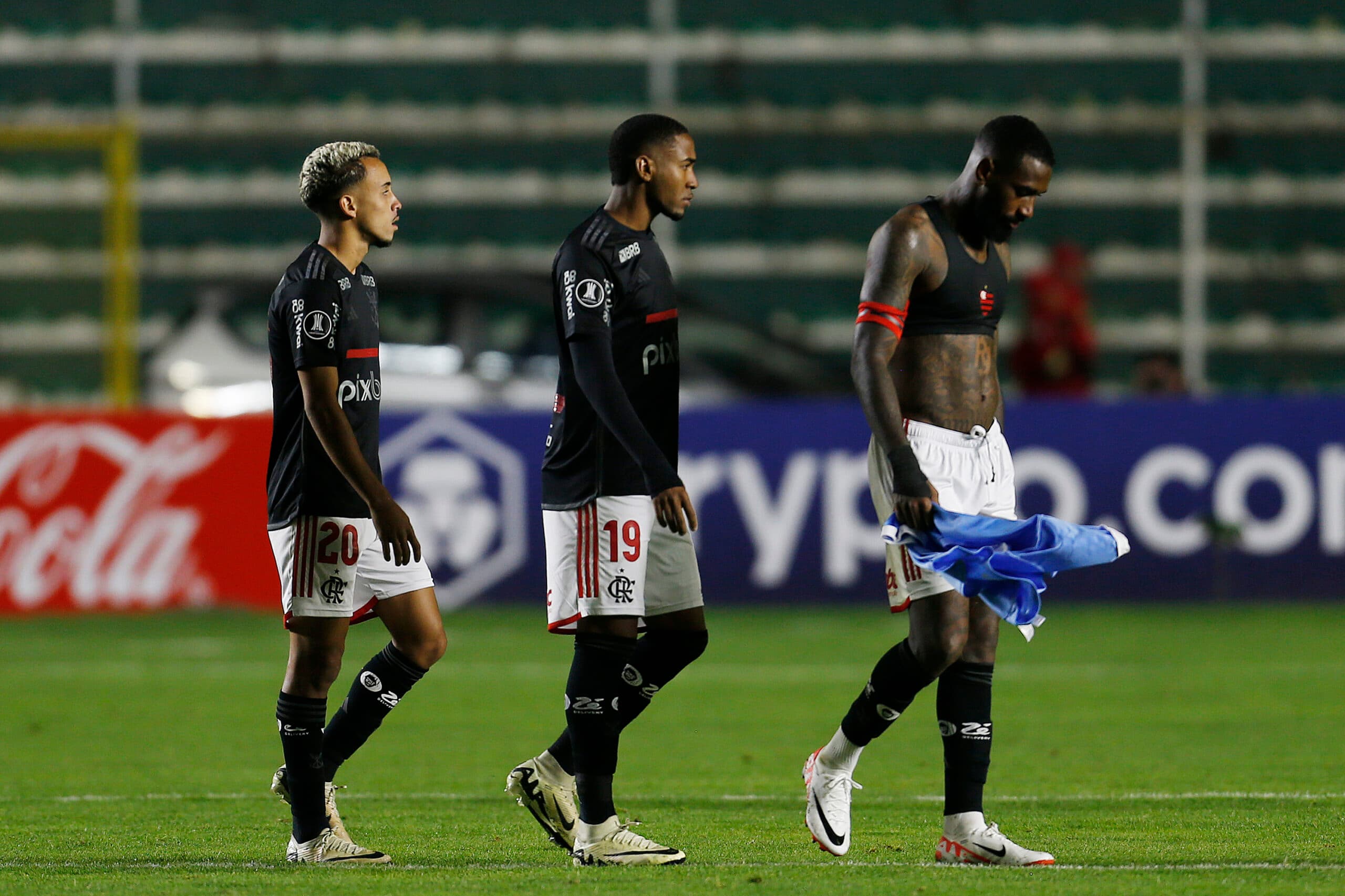 Flamengo em partida contra o Bolívar na altitude de La Paz pela Libertadores. Viña foi o melhor em campo.