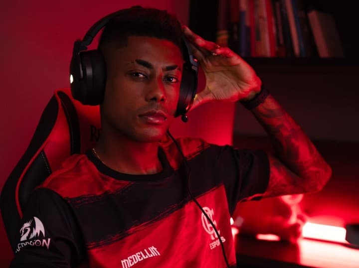 Bruno Henrique em anuncio do Flamengo esports
