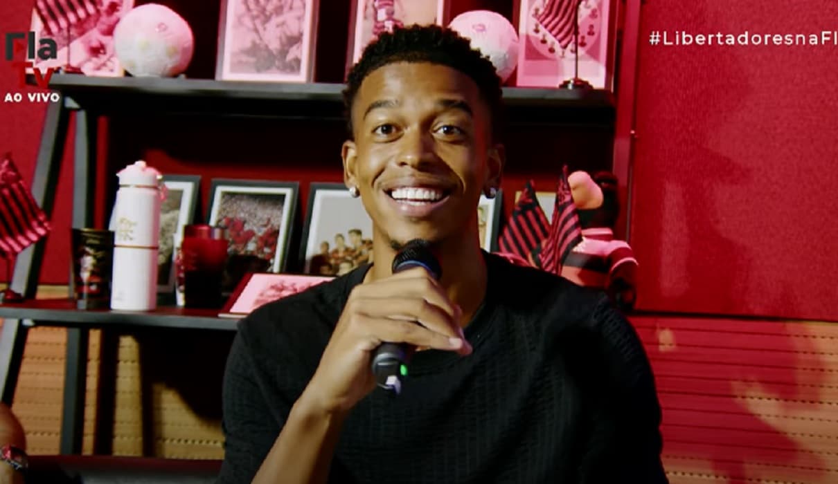 carlinhos participa de pré jogo do flamengo