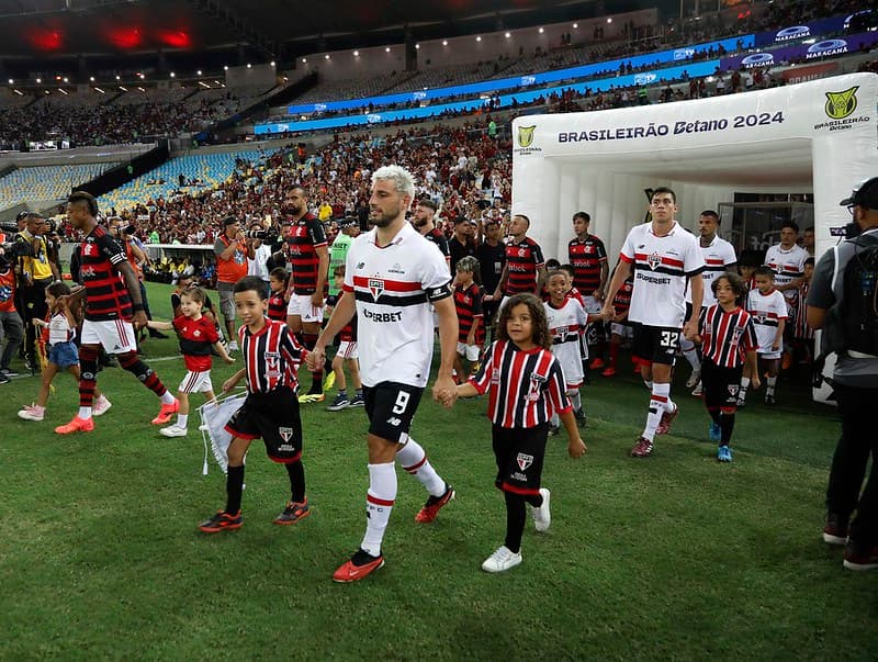 Fabrício Bruno e Calleri se estranham em jogo entre Flamengo x São Paulo