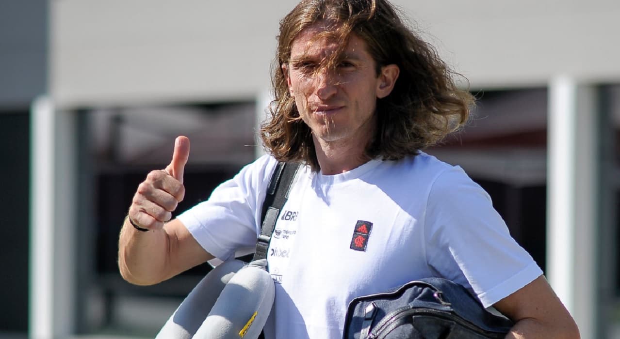 filipe luís com delegação do flamengo