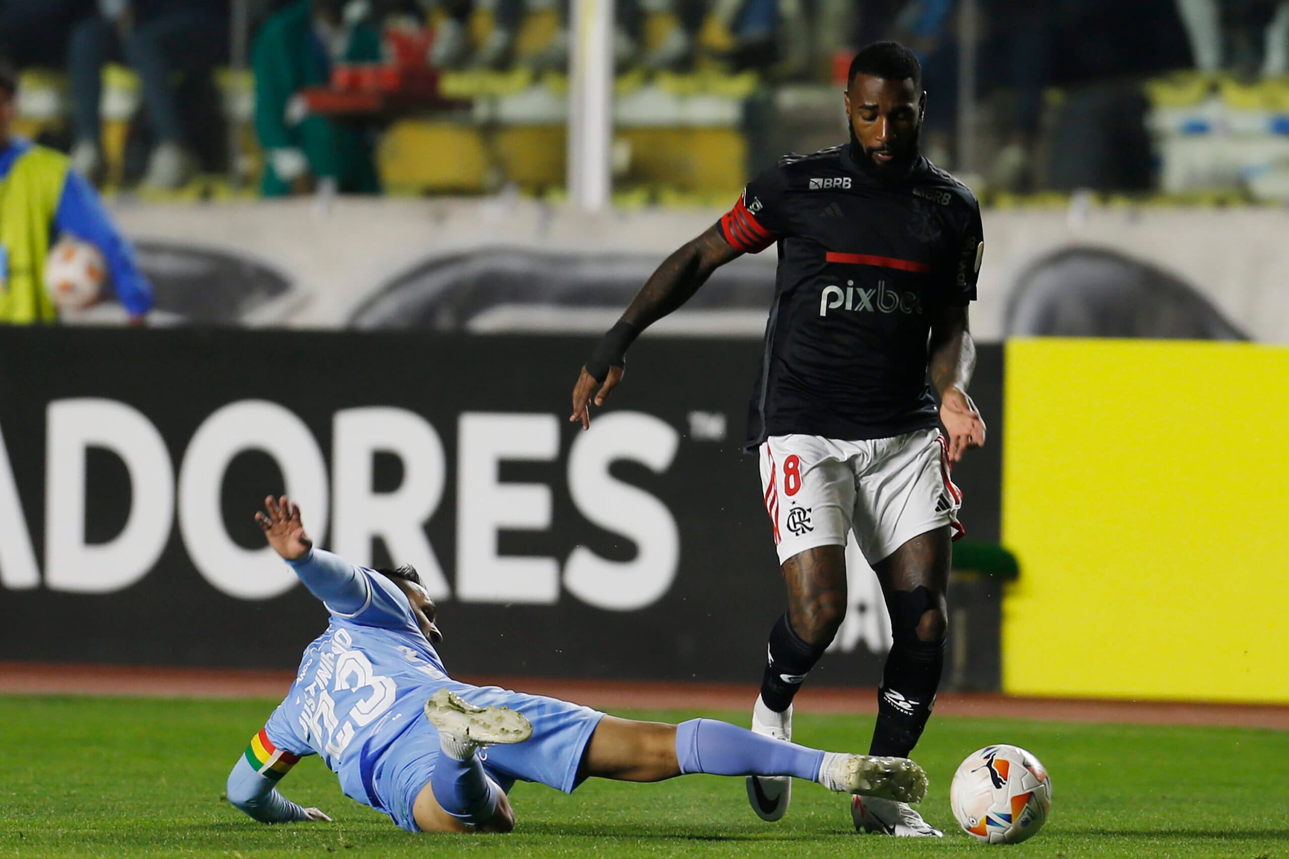 Disputa no meio de campo entre Flamengo e Bolívar, na Libertadores