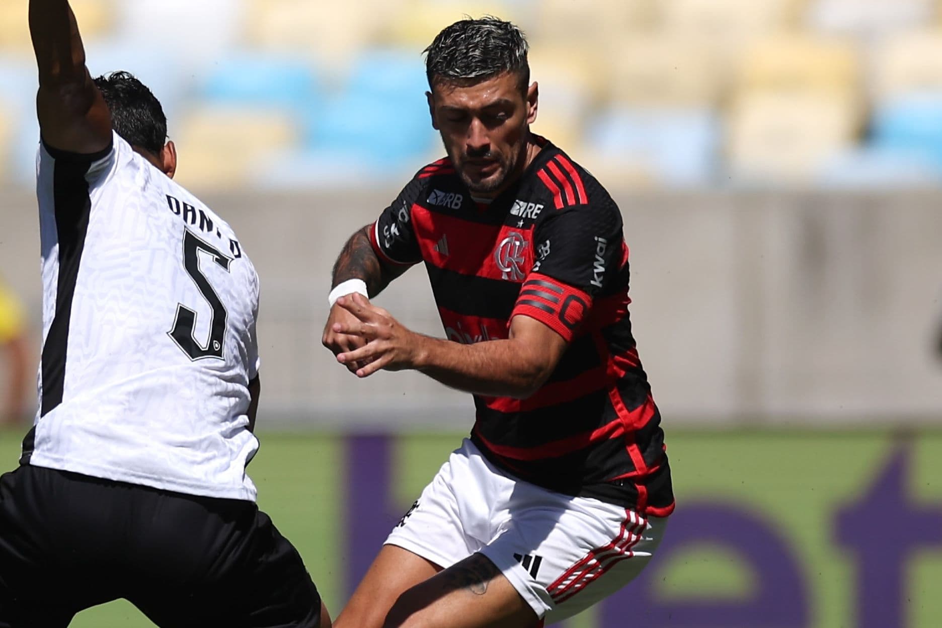 Arrascaeta finta jogador do Botafogo para prosseguir jogada do Flamengo em clássico no Maracanã
