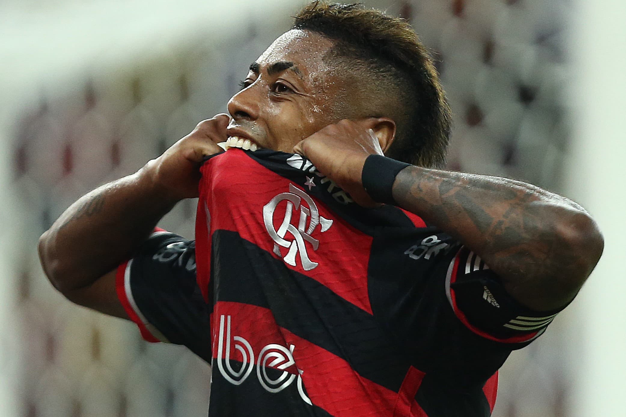 Bruno Henrique morde gola do uniforme do Flamengo em sinal de frustração