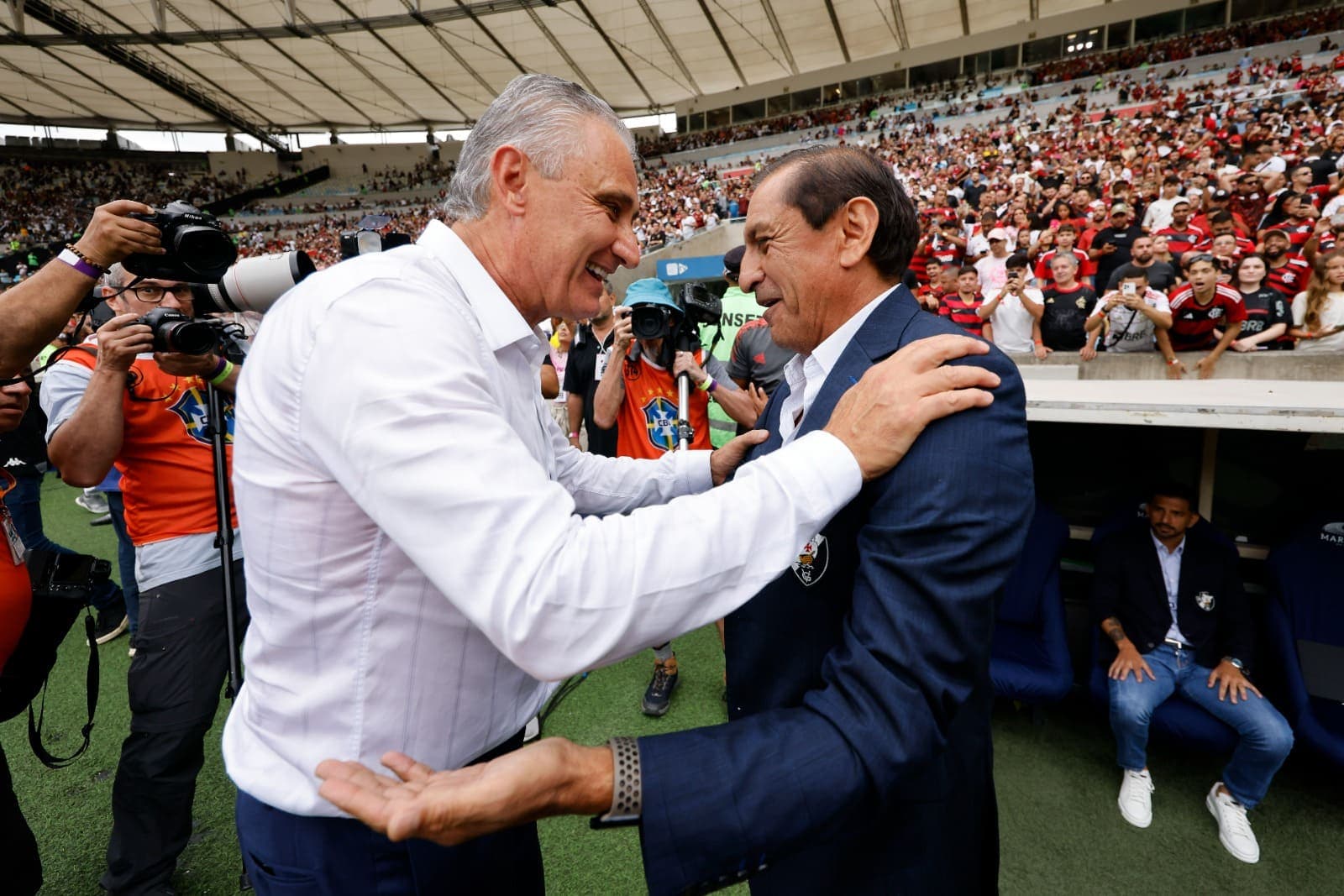 Vasco alega que Flamengo violou regra ao detalhar plano de investimento no Maracanã na fase técnica; abertura de envelopes é adiada para maio