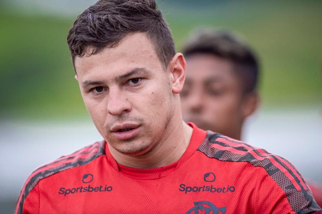 Hugo Moura com a camisa do Flamengo; volante está na mira do Vasco