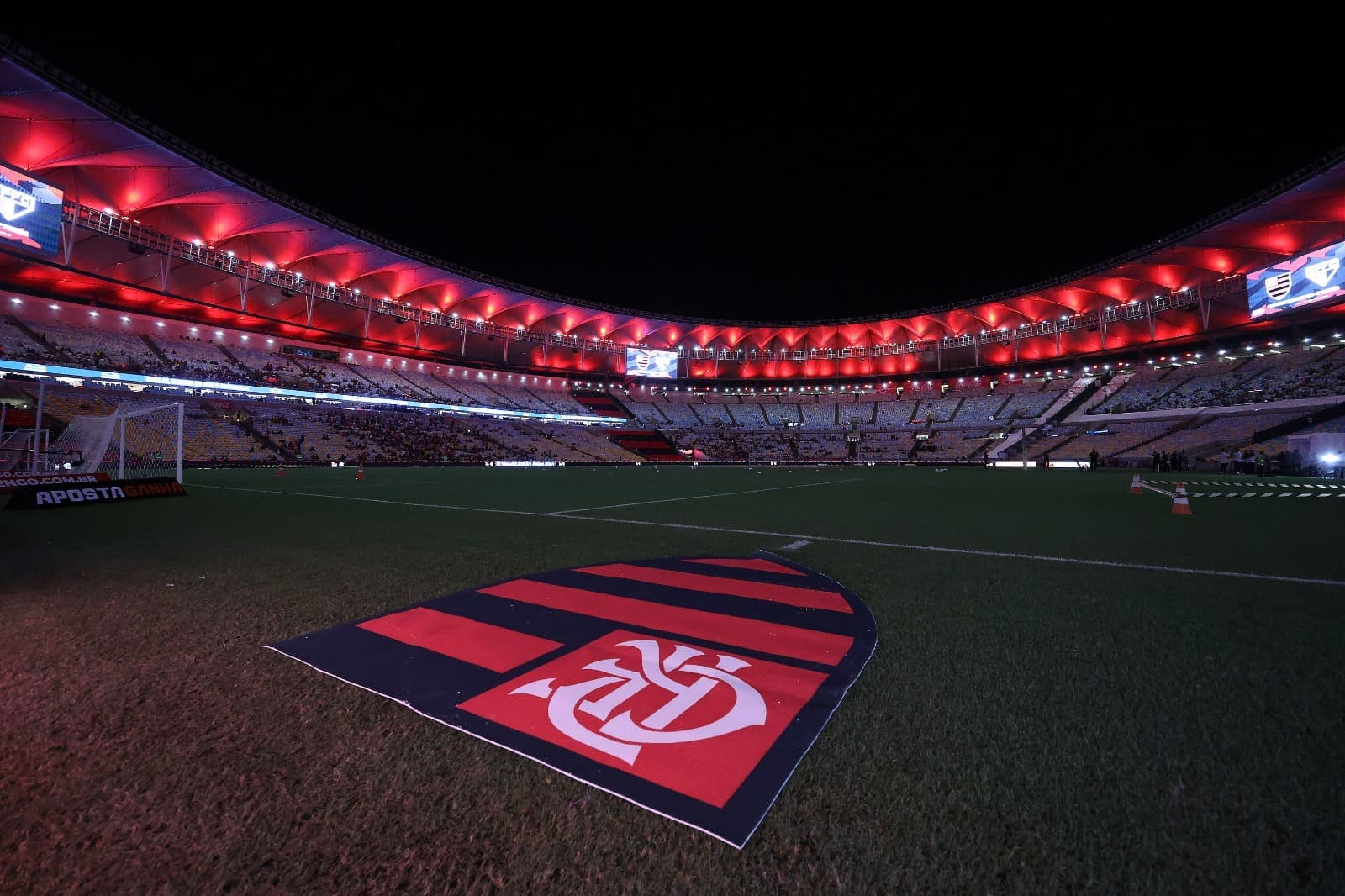 Vasco tenta aumentar nota e reduzir a de Fla-Flu para manter chances de vencer a licitação do Maracanã; consórcio de Brasília também recorre