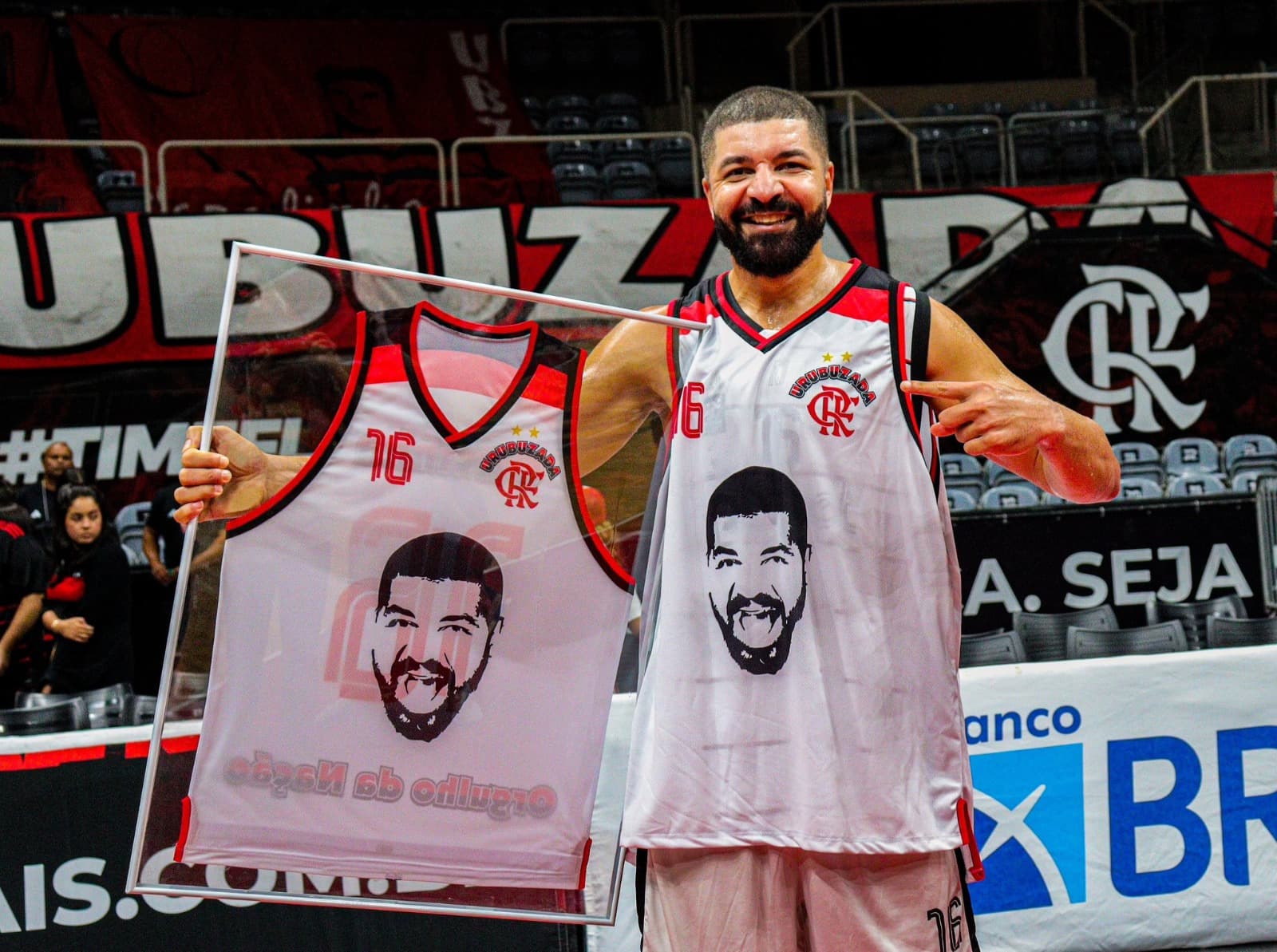 Olivinha recebe homenagens da torcida do Flamengo depois de anunciar aposentadoria