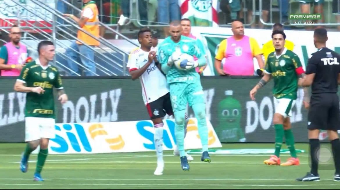 Lance de Weverton em Bruno Henrique em Flamengo x Palmeiras gera discussão sobre possível pênalti
