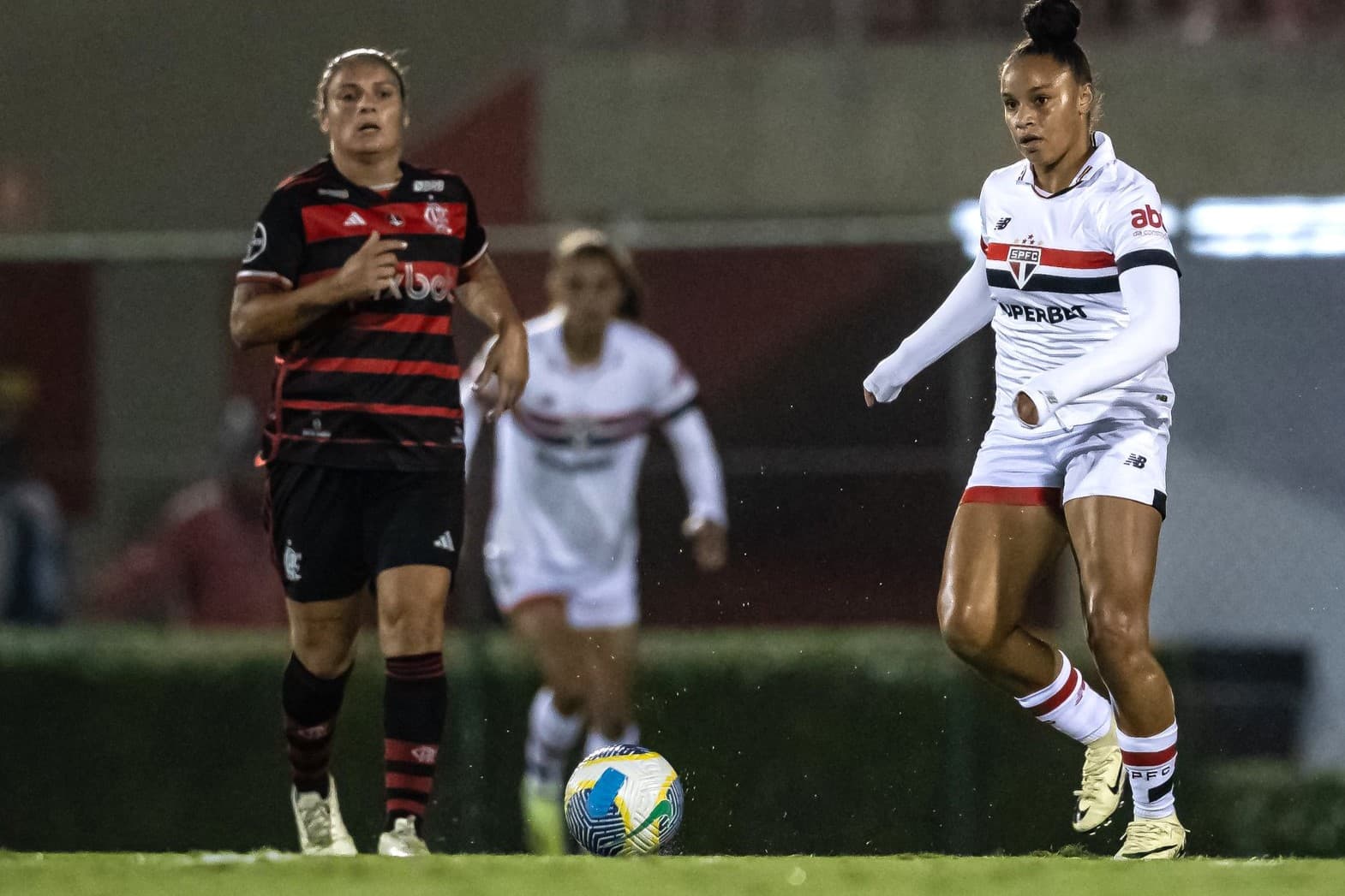 Gláucia durante jogo do Flamengo com o São Paulo