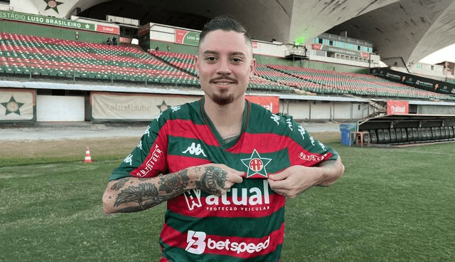 Adryan ex-Flamengo em apresentação na Portuguesa