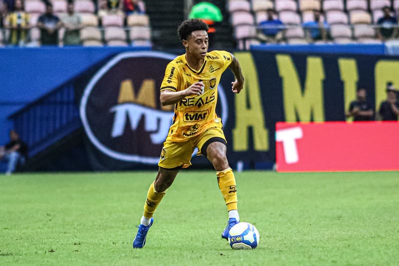 Atacante do Amazonas carrega bola em partida da Série B; equipe empatou antes de enfrentar o Flamengo