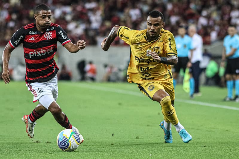 De La Cruz, do Flamengo, corre atrás de jogador do Amazonas em partida no Maracanã pela Copa do Brasil