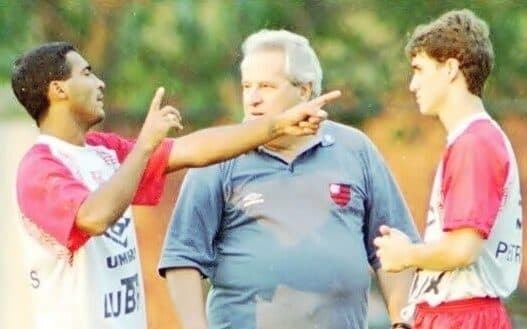 Apolinho e Romário em treino do Flamengo; ex-atacante comentou relação com jornalista quando o mesmo assumiu time do Flamengo