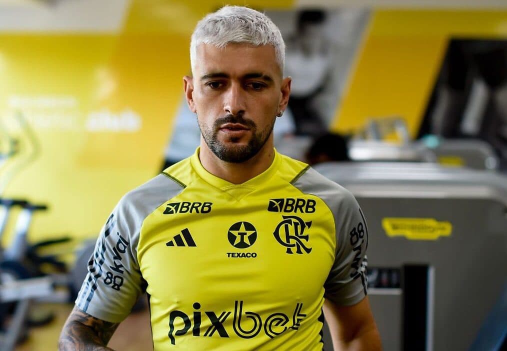 Arrascaeta em treino do Flamengo; uruguaio é dúvida ao lado de Pedro, Bruno Henrique e Pulgar para enfrentar o Bolívar