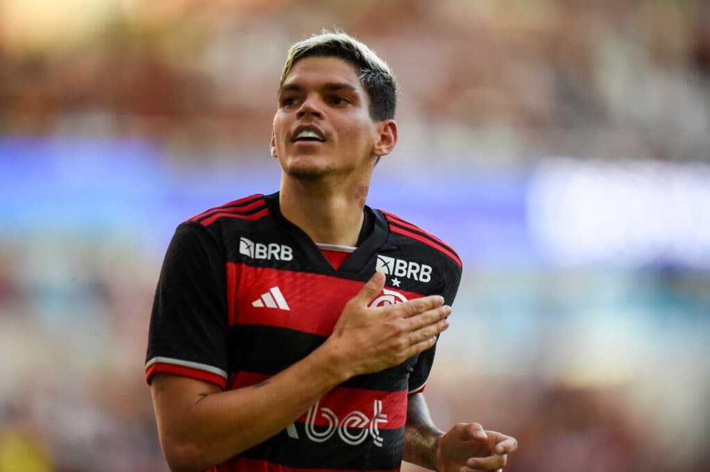 Ayrton Lucas em jogo do Flamengo; lateral será desfalque em jogo contra o Grêmio