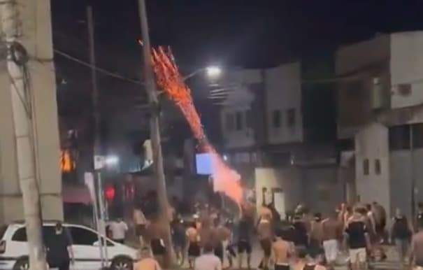 Torcedores do Corinthians soltam fogos na entrada na comunidade Baixo do Sapateiro após perseguirem torcedores do Flamengo