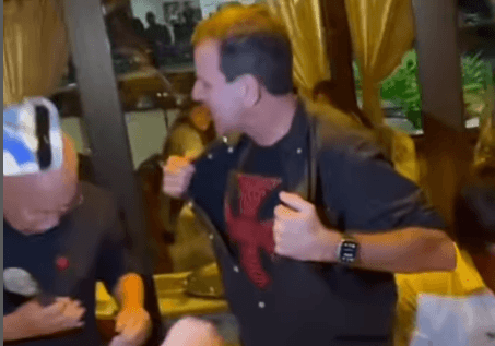 Eduardo Paes de camisa do Vasco em reunião com a diretoria do Flamengo