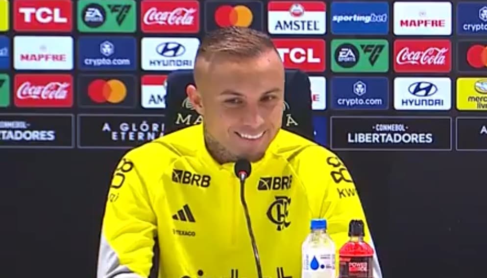 Cebolinha durante coletiva pós-jogo de Flamengo x Bolívar