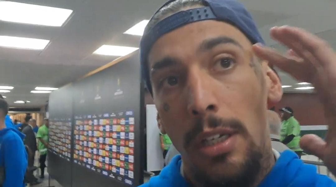 Chico da Costa na zona mista do Maracanã