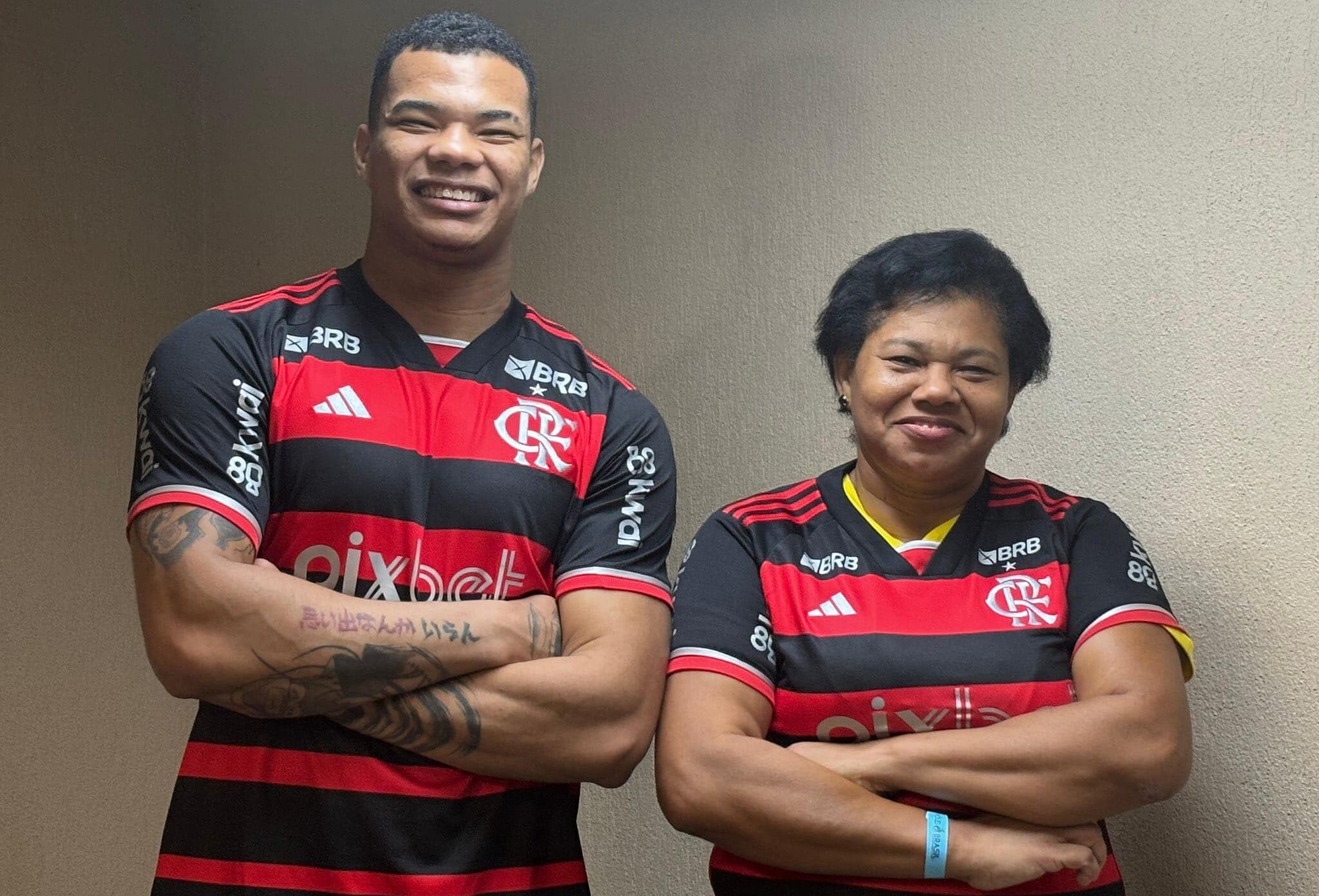 Darlan e Dona Cida com camisas do Flamengo; destaque do vôlei agradeceu em suas redes