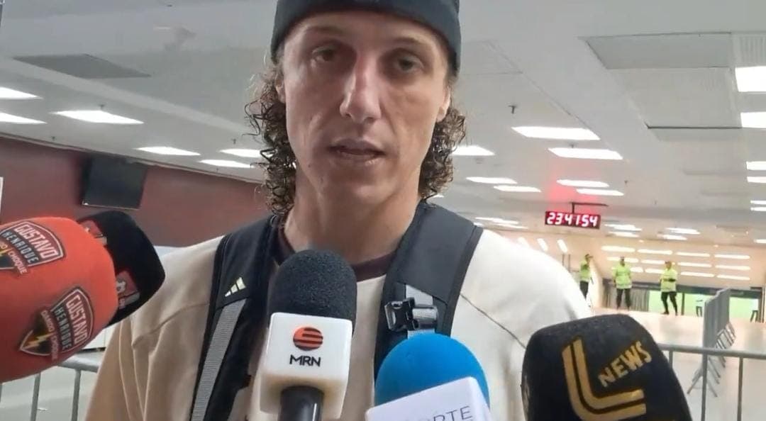 David Luiz fala com o MRN na zona mista
